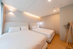 Residence with a beautiful high-rise view of Infinity Pool