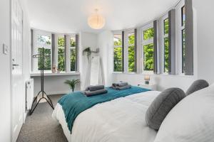 4BR 3 bath Spacious apartment, Sleeps upto 8 free parking