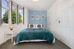 4BR 3 bath Spacious apartment, Sleeps upto 8 free parking