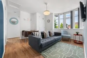 4BR 3 bath Spacious apartment, Sleeps upto 8 free parking - Canley