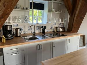 Windmühle am Fluss in Altfunnixsiel