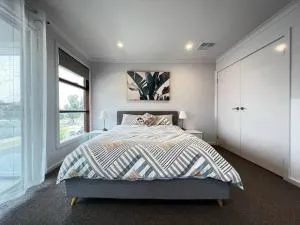 7 bedrooms double storey Home - Laverton