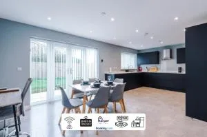 Spacious Detached House Driveway By Harperletting ShortLets & Serviced Accommodation Hawarden With Long or Short Stays Disc options - Connahs Quay