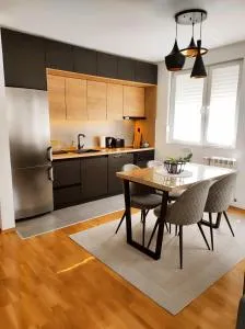 Riverside LUX Apartment - 皮罗特