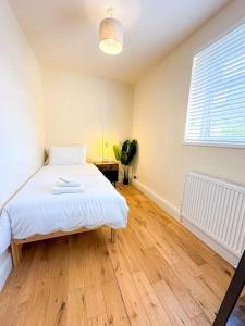 Oasis split level flat in Zone 1