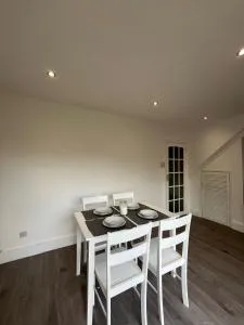 Self-Hosted entire modern 3BR House with private rear garden & excellent transport links - Perivale