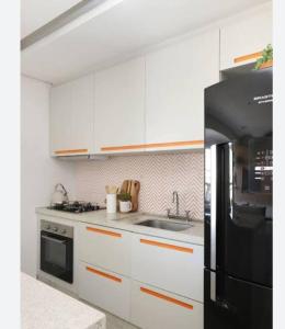 10 pessoas próximo ao metrô