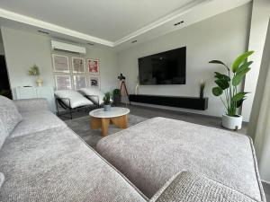 Luxury 3 Bedroom in Lake View Residence