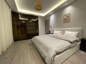 Luxury 3 Bedroom in Lake View Residence