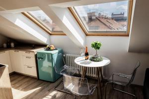 Queen Flat in Old Town with Castle view