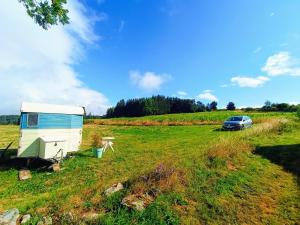 Campings Caravane Vintage Atypique avec jacuzzi a la campagne : photos des chambres