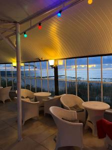 BAłTYK NAD MORZEM-PRZY PLAŻY