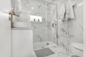 Modern Apartment by CM Properties