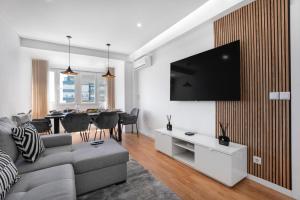 Modern Apartment by CM Properties