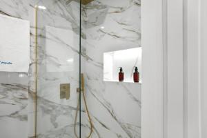 Modern Apartment by CM Properties