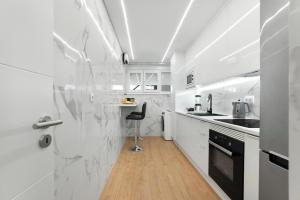 Modern Apartment by CM Properties