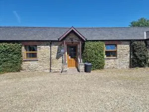 Robin Cottage Sleeps 2 Dog Friendly cottage 40 acres of grounds and woodlands Fishing Lake Swimming Pool - Llanwinio