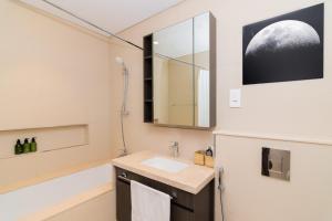 Elite Escape Holiday Home - 1 BHK Getaway with Dubai Mall Access - 1501