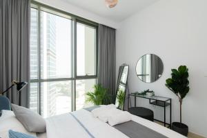 Elite Escape Holiday Home - 1 BHK Getaway with Dubai Mall Access - 1501