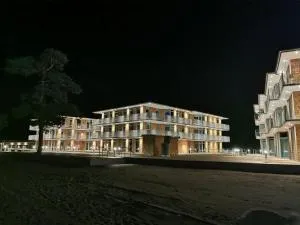 Lägenhet på stranden i Åhus med havsutsikt och närhet till Spa & utomhuspool - 布勒萨普