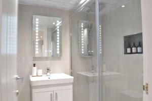 New Flat near Luton Airport FREE PARKING