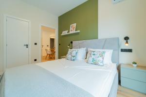 Casa Flores - 2 bedroom, Lift, AC, Car Parking - extra