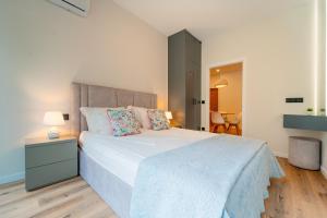 Casa Flores - 2 bedroom, Lift, AC, Car Parking - extra