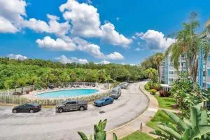 Charming Apartment with Balcony & Pool Views - Broadwater