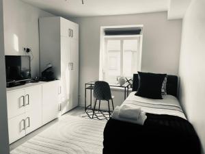 BRIGHT SINGLE ROOM IN GUEST House