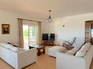 BnB Homes Luxurious Villa Stardust with Swimming pool & BBQ for Family Fun