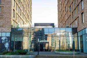 Modern Trafford 1BR Apartment-Free Parking-Cinema Room