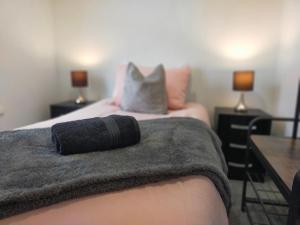 Newly Renovated 3 Bedroom House, 6 beds with 2 showers, near University Town Centre