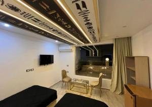 Golden Pyramids View Inn