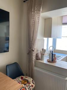 Boho Chic Apt with Fast Wi-Fi AC and SmartTV
