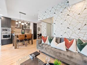 Delta Suites - In Downtown Toronto, Opposite Scotiabank Arena, CN Tower, Rogers Centre & MTCC