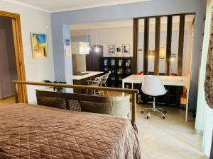 Gregs Cozy Apartment, up to 4 guests in Kalamaria