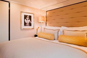 Deluxe King Room, Guest room, 1 King room in The Wellesley a Luxury Collection Hotel Knightsbridge London