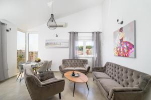 J&J apartment NEW MODERN ELEGANT With Balcony and Loggia - Free private parking Fast Wi-Fi and 3 AIR conditioners