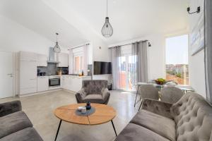 J&J apartment NEW MODERN ELEGANT With Balcony and Loggia - Free private parking Fast Wi-Fi and 3 AIR conditioners