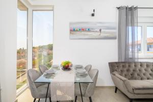 J&J apartment NEW MODERN ELEGANT With Balcony and Loggia - Free private parking Fast Wi-Fi and 3 AIR conditioners