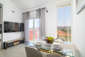J&J apartment NEW MODERN ELEGANT With Balcony and Loggia - Free private parking Fast Wi-Fi and 3 AIR conditioners