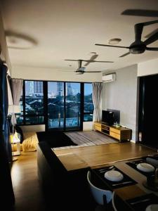 Huge City View balcony - Netflix