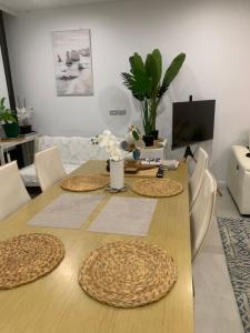 Amazing 1 Bedroom Apt with Large living & extra sleeping space -up to 5 ppl Plus Gym Jacuzzi Spa Pool Sauna and Garden with BBQ