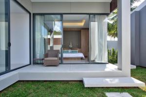 Villa Neung - Modern Beachfront Villa near Bang Por