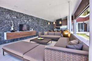 Villa Neung - Modern Beachfront Villa near Bang Por