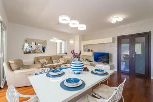 Seaview Elegance Apartment - Luxury Comfort with Free Parking Garage