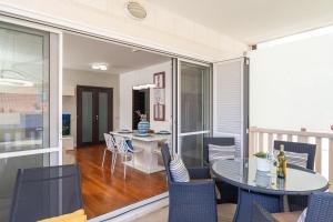 Seaview Elegance Apartment - Luxury Comfort with Free Parking Garage
