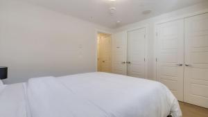 Cozy place to stay in south Calgary