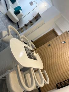 Elegant spacious two bedroom apartment-Swimming pool included