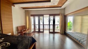 Willo Stays On the beach Sea view Ocean Hues holiday home